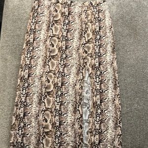 WILD FABLE XXL 34 “ long skirt with elastic waist and slit on left leg. Cute!